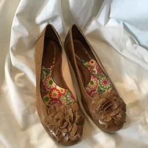 Adorable Leather Flats With Flower